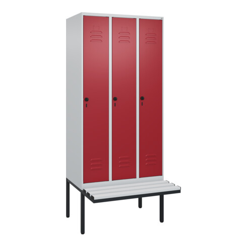 C+P Spind Classic PLUS, Bank, 3 Abteile, 2120x900x815mm, 7035/3003 Verschluss Sicherheits-Drehriegel 4 Garderobenhaken Trennwand mittig Dekor Banklatten RAL 7035 Lichtgrau Sitzbanktyp auskragend