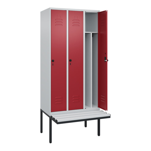 C+P Spind Classic PLUS, Bank, 3 Abteile, 2120x900x815mm, 7035/3003 Verschluss Sicherheits-Drehriegel 4 Garderobenhaken Trennwand mittig Dekor Banklatten RAL 7035 Lichtgrau Sitzbanktyp auskragend