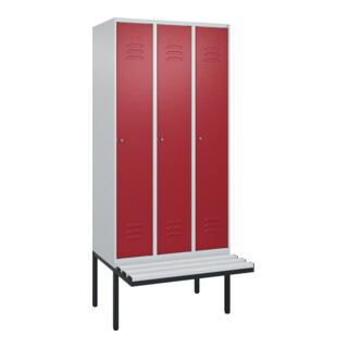 C+P Spind Classic PLUS, Bank, 3 Abteile, 2120x900x815mm, 7035/3003 Verschluss Zylinderschloss 3 Garderobenhaken  Dekor Banklatten RAL 7035 Lichtgrau Sitzbanktyp auskragend