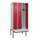 C+P Spind Classic PLUS, Bank, 3 Abteile, 2120x900x815mm, 7035/3003 Verschluss Zylinderschloss 3 Garderobenhaken  Dekor Banklatten RAL 7035 Lichtgrau Sitzbanktyp auskragend-2