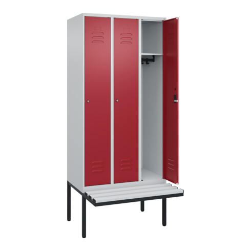C+P Spind Classic PLUS, Bank, 3 Abteile, 2120x900x815mm, 7035/3003 Verschluss Zylinderschloss 3 Garderobenhaken  Dekor Banklatten RAL 7035 Lichtgrau Sitzbanktyp auskragend
