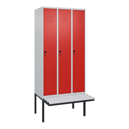 C+P Spind Classic PLUS, Bank, 3 Abteile, 2120x900x815mm, 7035/3020 Verschluss Sicherheits-Drehriegel 4 Garderobenhaken Trennwand mittig Dekor Banklatten RAL 7035 Lichtgrau Sitzbanktyp auskragend