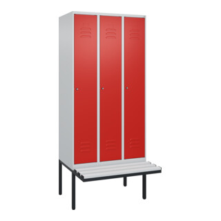 C+P Spind Classic PLUS, Bank, 3 Abteile, 2120x900x815mm, 7035/3020 Verschluss Zylinderschloss 3 Garderobenhaken  Dekor Banklatten RAL 7035 Lichtgrau Sitzbanktyp auskragend