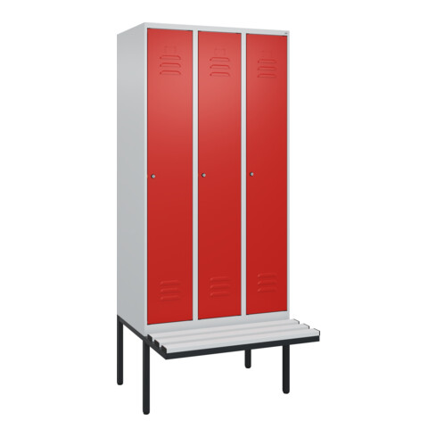 C+P Spind Classic PLUS, Bank, 3 Abteile, 2120x900x815mm, 7035/3020 Verschluss Zylinderschloss 3 Garderobenhaken  Dekor Banklatten RAL 7035 Lichtgrau Sitzbanktyp auskragend