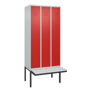 C+P Spind Classic PLUS, Bank, 3 Abteile, 2120x900x815mm, 7035/3020 Verschluss Zylinderschloss 3 Garderobenhaken  Dekor Banklatten RAL 7035 Lichtgrau Sitzbanktyp auskragend