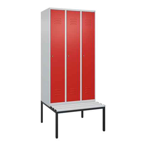 C+P Spind Classic PLUS, Bank, 3 Abteile, 2120x900x815mm, 7035/3020 Verschluss Zylinderschloss 4 Garderobenhaken Trennwand mittig Dekor Banklatten RAL 7035 Lichtgrau Sitzbanktyp untergebaut