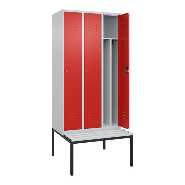 C+P Spind Classic PLUS, Bank, 3 Abteile, 2120x900x815mm, 7035/3020 Verschluss Zylinderschloss 4 Garderobenhaken Trennwand mittig Dekor Banklatten RAL 7035 Lichtgrau Sitzbanktyp untergebaut