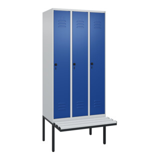 C+P Spind Classic PLUS, Bank, 3 Abteile, 2120x900x815mm, 7035/5010 Verschluss Sicherheits-Drehriegel 4 Garderobenhaken Trennwand mittig Dekor Banklatten RAL 7035 Lichtgrau Sitzbanktyp auskragend