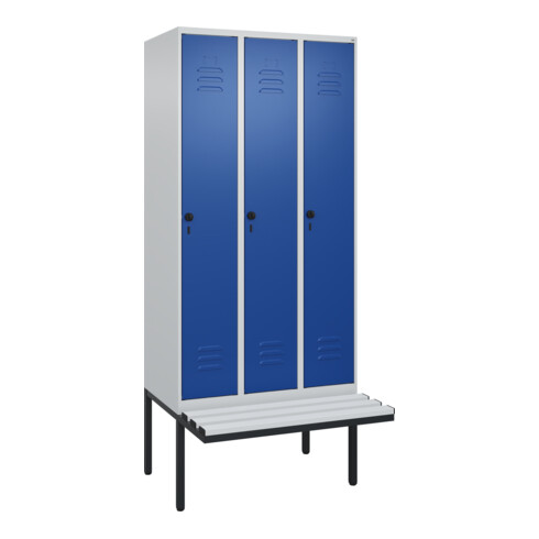 C+P Spind Classic PLUS, Bank, 3 Abteile, 2120x900x815mm, 7035/5010 Verschluss Sicherheits-Drehriegel 4 Garderobenhaken Trennwand mittig Dekor Banklatten RAL 7035 Lichtgrau Sitzbanktyp auskragend