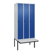 C+P Spind Classic PLUS, Bank, 3 Abteile, 2120x900x815mm, 7035/5010 Verschluss Sicherheits-Drehriegel 4 Garderobenhaken Trennwand mittig Dekor Banklatten RAL 7035 Lichtgrau Sitzbanktyp auskragend