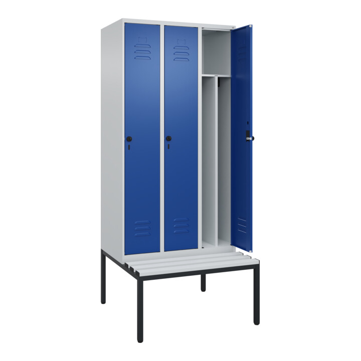 C+P Spind Classic PLUS, Bank, 3 Abteile, 2120x900x815mm, 7035/5010 Verschluss Sicherheits-Drehriegel 4 Garderobenhaken Trennwand mittig Dekor Banklatten RAL 7035 Lichtgrau Sitzbanktyp untergebaut