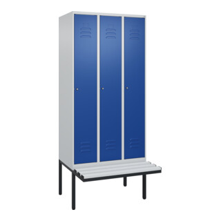 C+P Spind Classic PLUS, Bank, 3 Abteile, 2120x900x815mm, 7035/5010 Verschluss Zylinderschloss 3 Garderobenhaken  Dekor Banklatten RAL 7035 Lichtgrau Sitzbanktyp auskragend