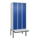 C+P Spind Classic PLUS, Bank, 3 Abteile, 2120x900x815mm, 7035/5010 Verschluss Zylinderschloss 3 Garderobenhaken  Dekor Banklatten RAL 7035 Lichtgrau Sitzbanktyp auskragend-1