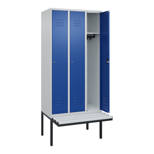 C+P Spind Classic PLUS, Bank, 3 Abteile, 2120x900x815mm, 7035/5010 Verschluss Zylinderschloss 3 Garderobenhaken  Dekor Banklatten RAL 7035 Lichtgrau Sitzbanktyp auskragend