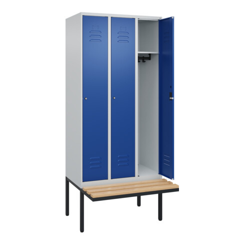 C+P Spind Classic PLUS, Bank, 3 Abteile, 2120x900x815mm, 7035/5010 Verschluss Zylinderschloss 3 Garderobenhaken   Sitzbanktyp auskragend