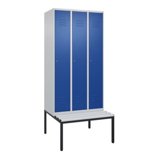 C+P Spind Classic PLUS, Bank, 3 Abteile, 2120x900x815mm, 7035/5010 Verschluss Zylinderschloss 4 Garderobenhaken Trennwand mittig Dekor Banklatten RAL 7035 Lichtgrau Sitzbanktyp untergebaut
