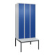 C+P Spind Classic PLUS, Bank, 3 Abteile, 2120x900x815mm, 7035/5010 Verschluss Zylinderschloss 4 Garderobenhaken Trennwand mittig Dekor Banklatten RAL 7035 Lichtgrau Sitzbanktyp untergebaut-1