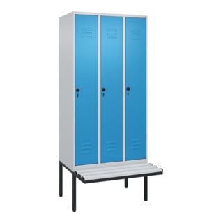 C+P Spind Classic PLUS, Bank, 3 Abteile, 2120x900x815mm, 7035/5012 Verschluss Sicherheits-Drehriegel 4 Garderobenhaken Trennwand mittig Dekor Banklatten RAL 7035 Lichtgrau Sitzbanktyp auskragend