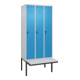 C+P Spind Classic PLUS, Bank, 3 Abteile, 2120x900x815mm, 7035/5012 Verschluss Sicherheits-Drehriegel 4 Garderobenhaken Trennwand mittig Dekor Banklatten RAL 7035 Lichtgrau Sitzbanktyp auskragend-1
