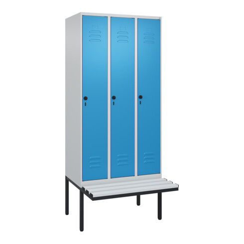 C+P Spind Classic PLUS, Bank, 3 Abteile, 2120x900x815mm, 7035/5012 Verschluss Sicherheits-Drehriegel 4 Garderobenhaken Trennwand mittig Dekor Banklatten RAL 7035 Lichtgrau Sitzbanktyp auskragend