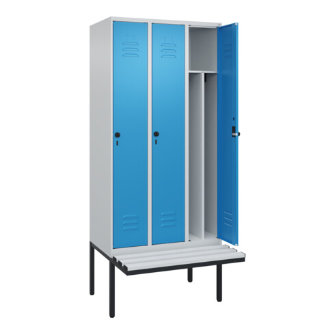 C+P Spind Classic PLUS, Bank, 3 Abteile, 2120x900x815mm, 7035/5012 Verschluss Sicherheits-Drehriegel 4 Garderobenhaken Trennwand mittig Dekor Banklatten RAL 7035 Lichtgrau Sitzbanktyp auskragend