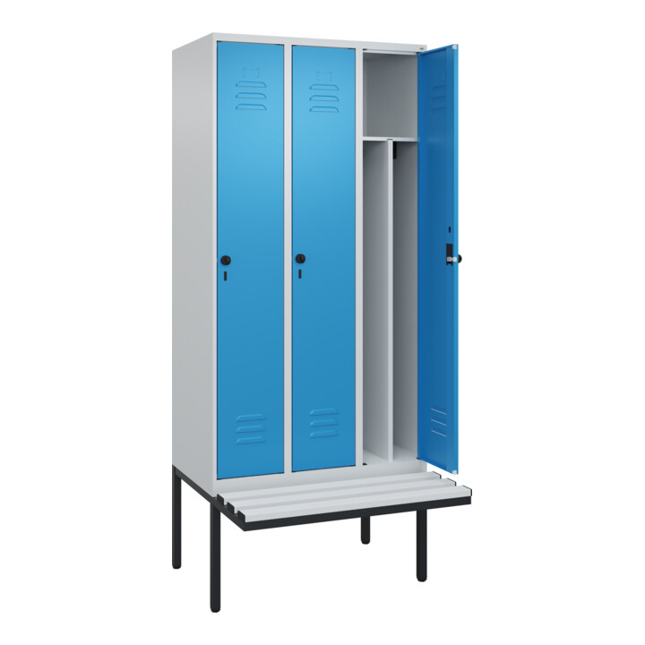 C+P Spind Classic PLUS, Bank, 3 Abteile, 2120x900x815mm, 7035/5012 Verschluss Sicherheits-Drehriegel 4 Garderobenhaken Trennwand mittig Dekor Banklatten RAL 7035 Lichtgrau Sitzbanktyp auskragend