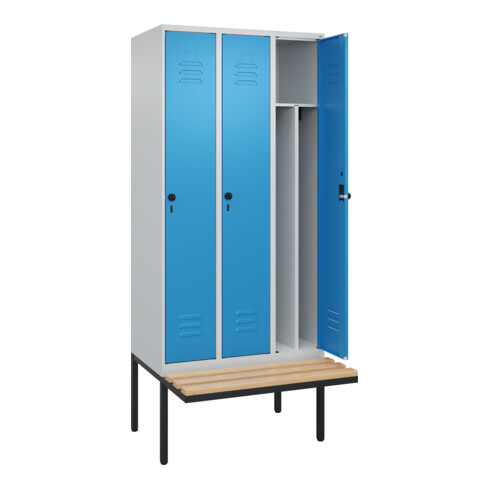 C+P Spind Classic PLUS, Bank, 3 Abteile, 2120x900x815mm, 7035/5012 Verschluss Sicherheits-Drehriegel 4 Garderobenhaken Trennwand mittig  Sitzbanktyp auskragend