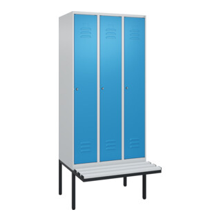 C+P Spind Classic PLUS, Bank, 3 Abteile, 2120x900x815mm, 7035/5012 Verschluss Zylinderschloss 3 Garderobenhaken  Dekor Banklatten RAL 7035 Lichtgrau Sitzbanktyp auskragend
