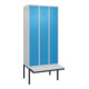 C+P Spind Classic PLUS, Bank, 3 Abteile, 2120x900x815mm, 7035/5012 Verschluss Zylinderschloss 3 Garderobenhaken  Dekor Banklatten RAL 7035 Lichtgrau Sitzbanktyp auskragend-1