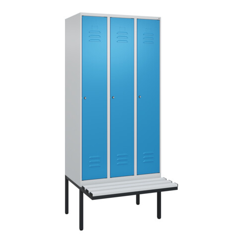 C+P Spind Classic PLUS, Bank, 3 Abteile, 2120x900x815mm, 7035/5012 Verschluss Zylinderschloss 3 Garderobenhaken  Dekor Banklatten RAL 7035 Lichtgrau Sitzbanktyp auskragend