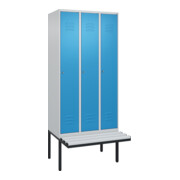 C+P Spind Classic PLUS, Bank, 3 Abteile, 2120x900x815mm, 7035/5012 Verschluss Zylinderschloss 3 Garderobenhaken  Dekor Banklatten RAL 7035 Lichtgrau Sitzbanktyp auskragend