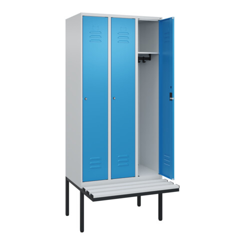 C+P Spind Classic PLUS, Bank, 3 Abteile, 2120x900x815mm, 7035/5012 Verschluss Zylinderschloss 3 Garderobenhaken  Dekor Banklatten RAL 7035 Lichtgrau Sitzbanktyp auskragend
