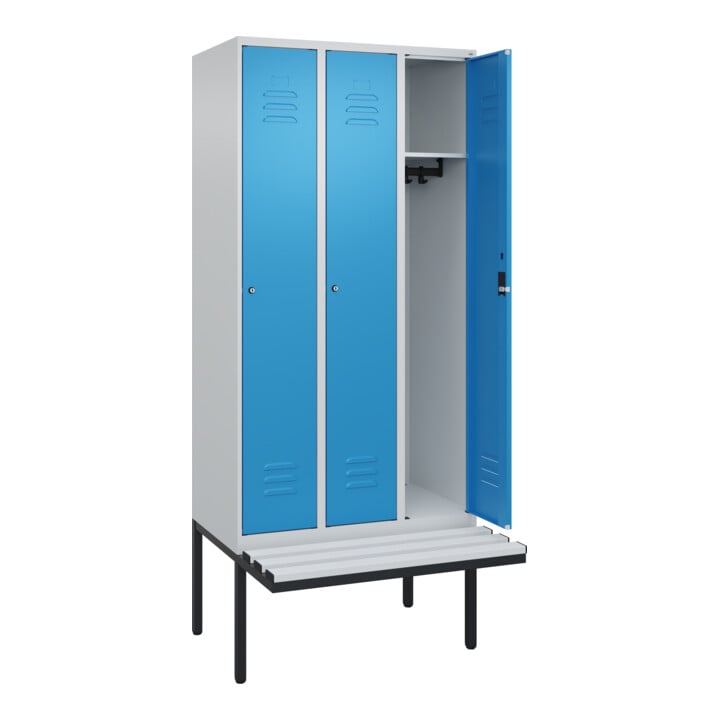 C+P Spind Classic PLUS, Bank, 3 Abteile, 2120x900x815mm, 7035/5012 Verschluss Zylinderschloss 3 Garderobenhaken  Dekor Banklatten RAL 7035 Lichtgrau Sitzbanktyp auskragend