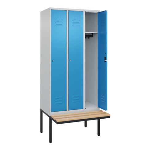 C+P Spind Classic PLUS, Bank, 3 Abteile, 2120x900x815mm, 7035/5012 Verschluss Zylinderschloss 3 Garderobenhaken   Sitzbanktyp auskragend
