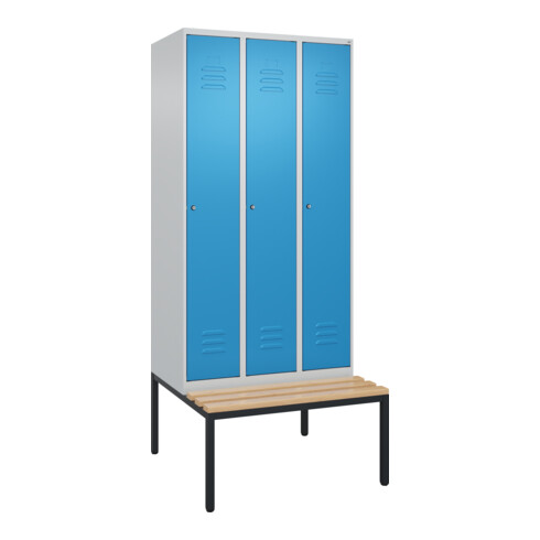 C+P Spind Classic PLUS, Bank, 3 Abteile, 2120x900x815mm, 7035/5012 Verschluss Zylinderschloss 3 Garderobenhaken   Sitzbanktyp untergebaut