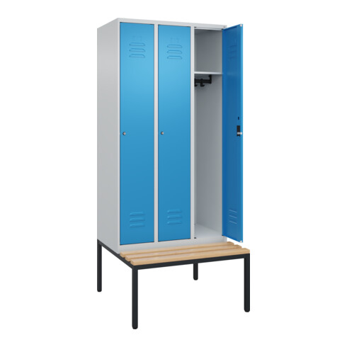 C+P Spind Classic PLUS, Bank, 3 Abteile, 2120x900x815mm, 7035/5012 Verschluss Zylinderschloss 3 Garderobenhaken   Sitzbanktyp untergebaut