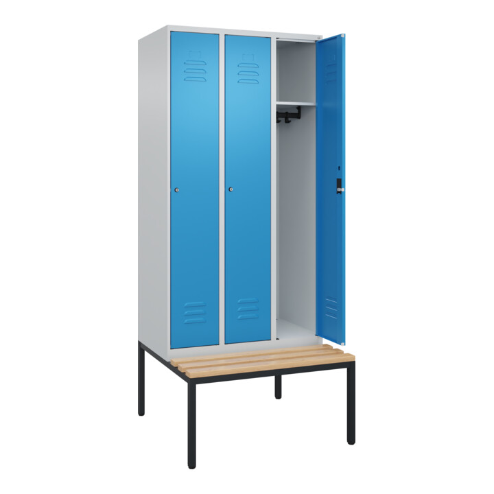 C+P Spind Classic PLUS, Bank, 3 Abteile, 2120x900x815mm, 7035/5012 Verschluss Zylinderschloss 3 Garderobenhaken   Sitzbanktyp untergebaut