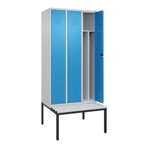C+P Spind Classic PLUS, Bank, 3 Abteile, 2120x900x815mm, 7035/5012 Verschluss Zylinderschloss 4 Garderobenhaken Trennwand mittig Dekor Banklatten RAL 7035 Lichtgrau Sitzbanktyp untergebaut