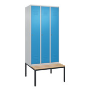 C+P Spind Classic PLUS, Bank, 3 Abteile, 2120x900x815mm, 7035/5012 Verschluss Zylinderschloss 4 Garderobenhaken Trennwand mittig Sitzbanktyp untergebaut