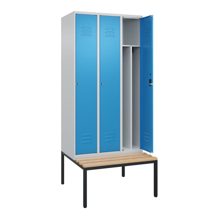 C+P Spind Classic PLUS, Bank, 3 Abteile, 2120x900x815mm, 7035/5012 Verschluss Zylinderschloss 4 Garderobenhaken Trennwand mittig  Sitzbanktyp untergebaut