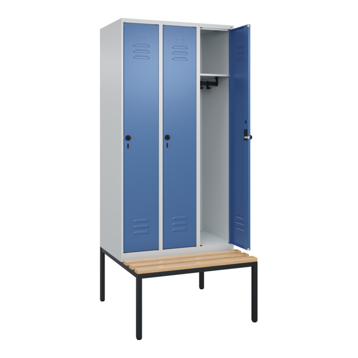 C+P Spind Classic PLUS, Bank, 3 Abteile, 2120x900x815mm, 7035/5023 Verschluss Sicherheits-Drehriegel 3 Garderobenhaken   Sitzbanktyp untergebaut