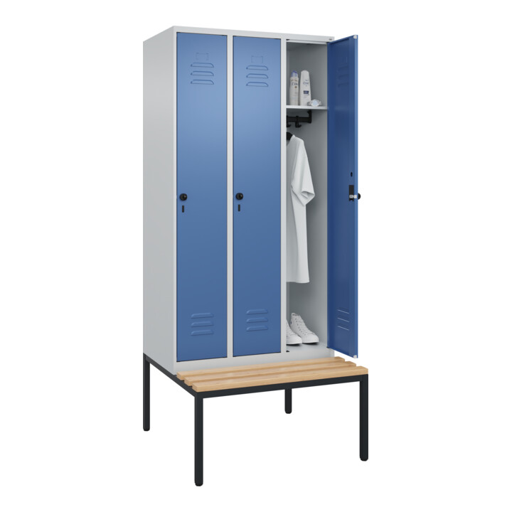 C+P Spind Classic PLUS, Bank, 3 Abteile, 2120x900x815mm, 7035/5023 Verschluss Sicherheits-Drehriegel 3 Garderobenhaken   Sitzbanktyp untergebaut