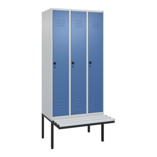 C+P Spind Classic PLUS, Bank, 3 Abteile, 2120x900x815mm, 7035/5023 Verschluss Sicherheits-Drehriegel 4 Garderobenhaken Trennwand mittig Dekor Banklatten RAL 7035 Lichtgrau Sitzbanktyp auskragend