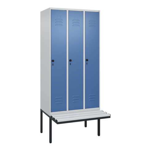 C+P Spind Classic PLUS, Bank, 3 Abteile, 2120x900x815mm, 7035/5023 Verschluss Sicherheits-Drehriegel 4 Garderobenhaken Trennwand mittig Dekor Banklatten RAL 7035 Lichtgrau Sitzbanktyp auskragend