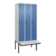 C+P Spind Classic PLUS, Bank, 3 Abteile, 2120x900x815mm, 7035/5023 Verschluss Sicherheits-Drehriegel 4 Garderobenhaken Trennwand mittig Dekor Banklatten RAL 7035 Lichtgrau Sitzbanktyp auskragend