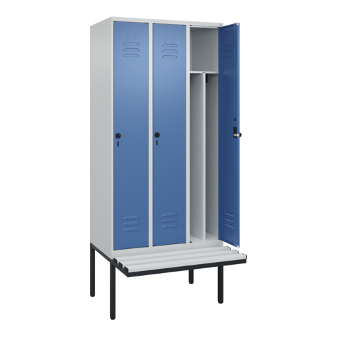 C+P Spind Classic PLUS, Bank, 3 Abteile, 2120x900x815mm, 7035/5023 Verschluss Sicherheits-Drehriegel 4 Garderobenhaken Trennwand mittig Dekor Banklatten RAL 7035 Lichtgrau Sitzbanktyp auskragend