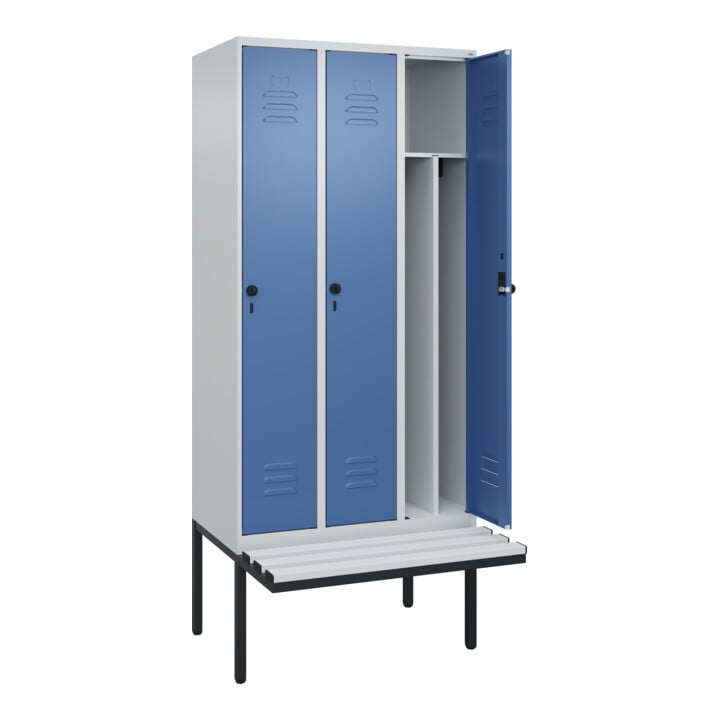 C+P Spind Classic PLUS, Bank, 3 Abteile, 2120x900x815mm, 7035/5023 Verschluss Sicherheits-Drehriegel 4 Garderobenhaken Trennwand mittig Dekor Banklatten RAL 7035 Lichtgrau Sitzbanktyp auskragend