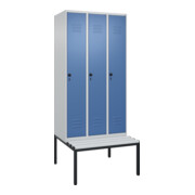 C+P Spind Classic PLUS, Bank, 3 Abteile, 2120x900x815mm, 7035/5023 Verschluss Sicherheits-Drehriegel 4 Garderobenhaken Trennwand mittig Dekor Banklatten RAL 7035 Lichtgrau Sitzbanktyp untergebaut