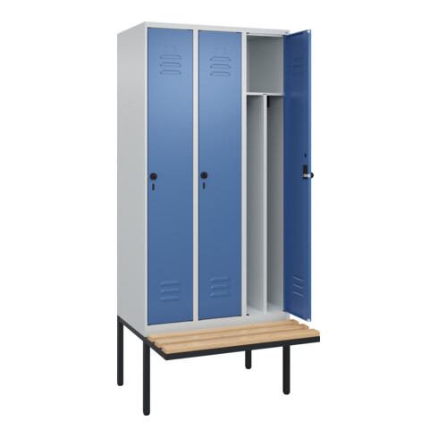 C+P Spind Classic PLUS, Bank, 3 Abteile, 2120x900x815mm, 7035/5023 Verschluss Sicherheits-Drehriegel 4 Garderobenhaken Trennwand mittig  Sitzbanktyp auskragend