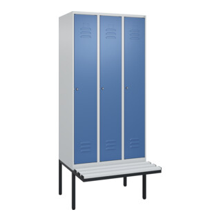 C+P Spind Classic PLUS, Bank, 3 Abteile, 2120x900x815mm, 7035/5023 Verschluss Zylinderschloss 3 Garderobenhaken  Dekor Banklatten RAL 7035 Lichtgrau Sitzbanktyp auskragend